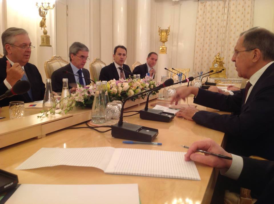 Fernando de Mello Barreto participa de reunião entre os ministros das Relações Exteriores de Brasil, Luiz Alberto Figueiredo (sentado à esquerda de Fernando), e da Rússia, Sergei Lavrov (que está diante dos brasileiros, do outro lado da mesa). À época, Fernando fora removido em uma missão temporária onde chefiou a embaixada brasileira em Moscou,